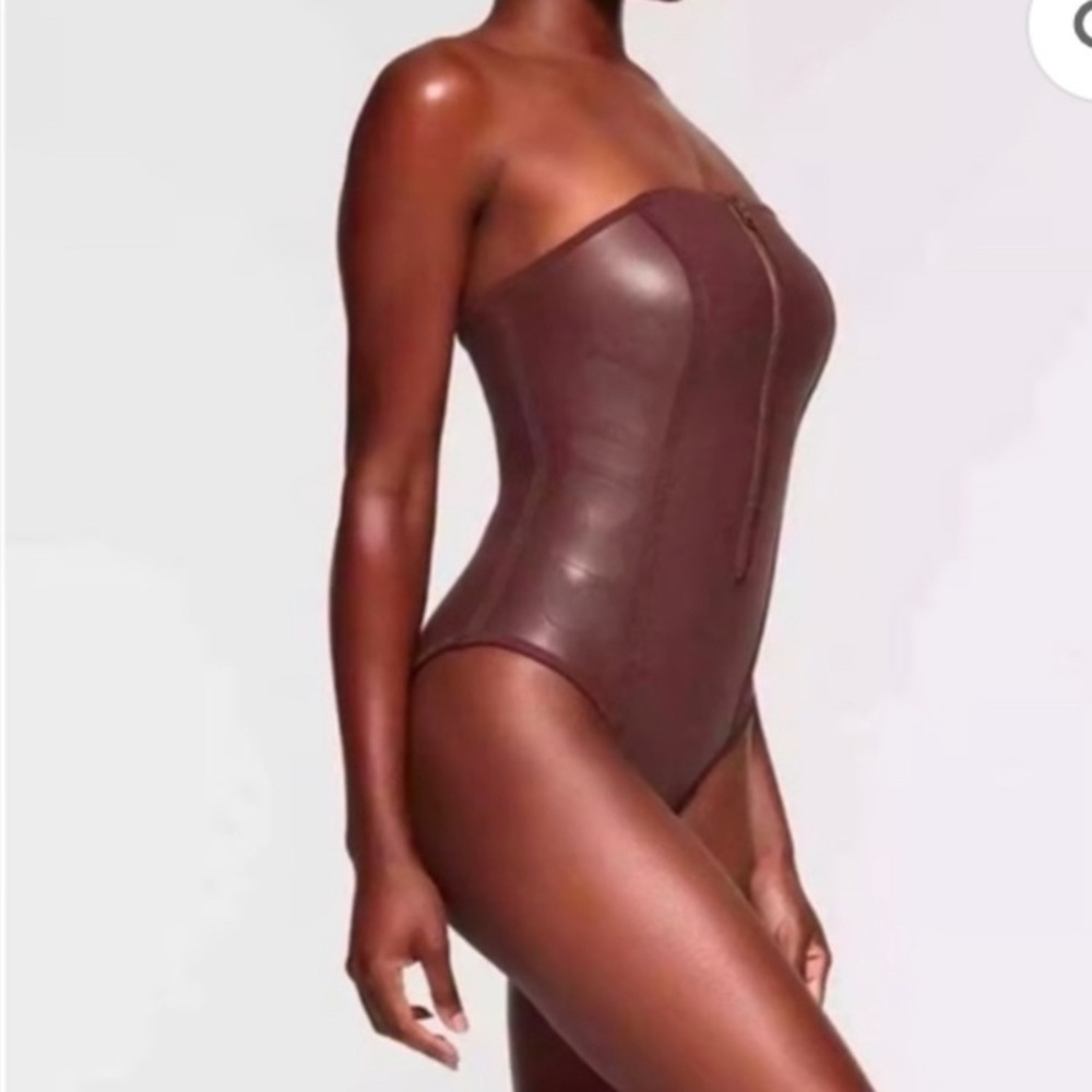 SKIMS Rubberized Scuba Swim/Bodysuit Strapless One-Piece Size Medium COCOA NWT - Picture 2 of 9